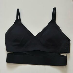Lululemon black cross cross strap bra size 6 (similar to like new bra)